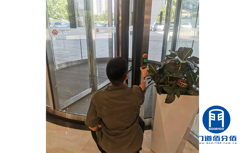 國電集團(tuán)辦公大廈寶盾旋轉(zhuǎn)門保養(yǎng)案例