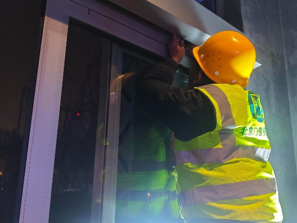 北京影城自動門門體異響