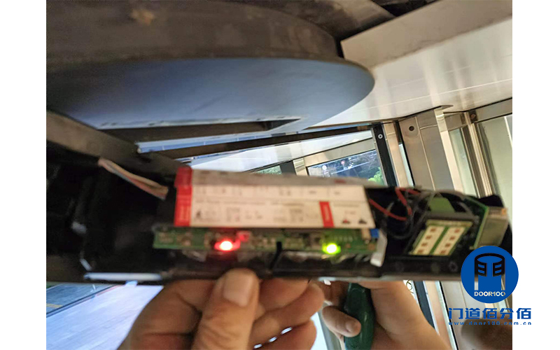 上海自動兩翼旋轉門維修之二合一感應器更換