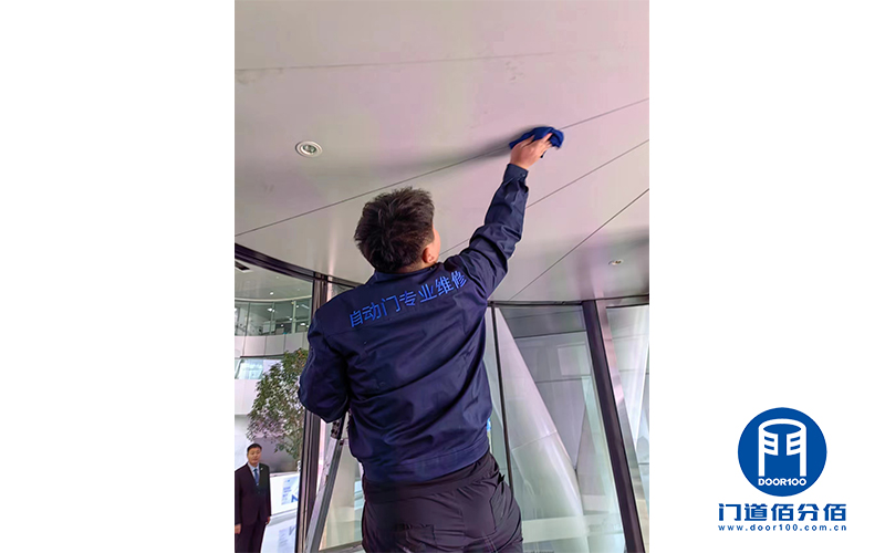 北京某公司辦公樓自動旋轉(zhuǎn)門中間平移門維修服務(wù)