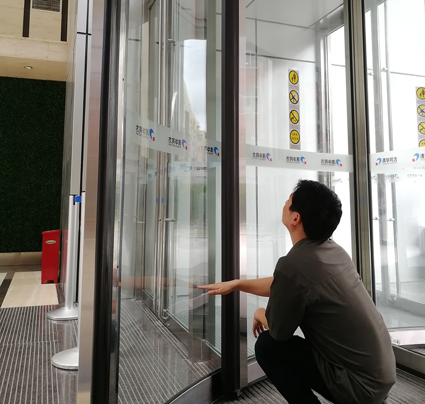 門道佰分佰旋轉門維修師傅檢查損壞位置