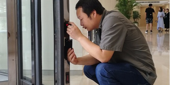 進行自動門維修時自動平移門或自動旋轉門發出異聲怎么辦？