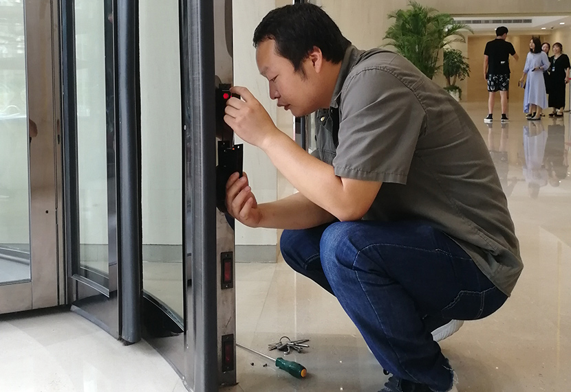 門道佰分佰自動(dòng)門維修師傅，進(jìn)行自動(dòng)門維修
