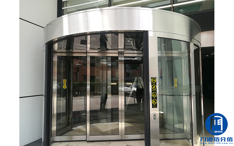 北京海淀某大廈正門兩翼旋轉門保養美化清潔服務案例