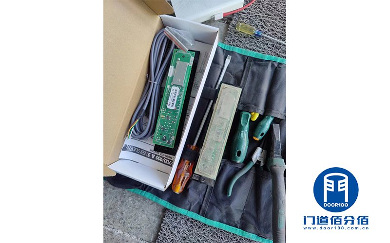 國(guó)家電網(wǎng)辦公樓自動(dòng)兩翼旋轉(zhuǎn)門防夾傳感器維修更換案例