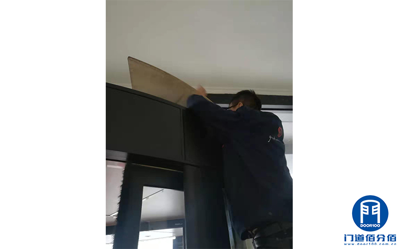 寫字樓出入口電動旋轉門皮帶維修與鑰匙更換