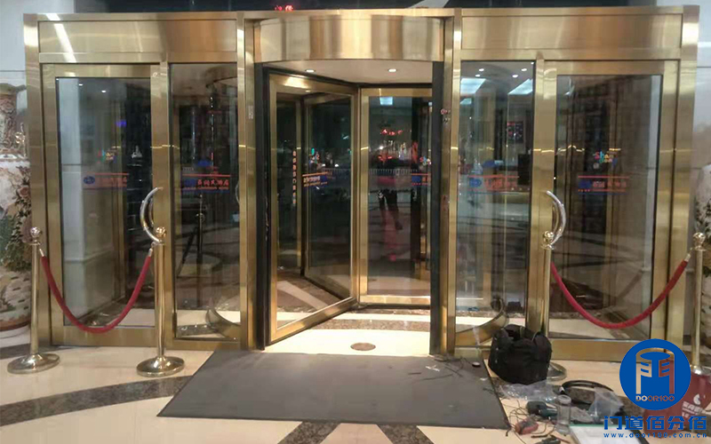 山東聊城某酒店自動三翼旋轉門維修