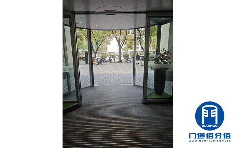 案例揭秘：多瑪凱拔旋轉門保養之道