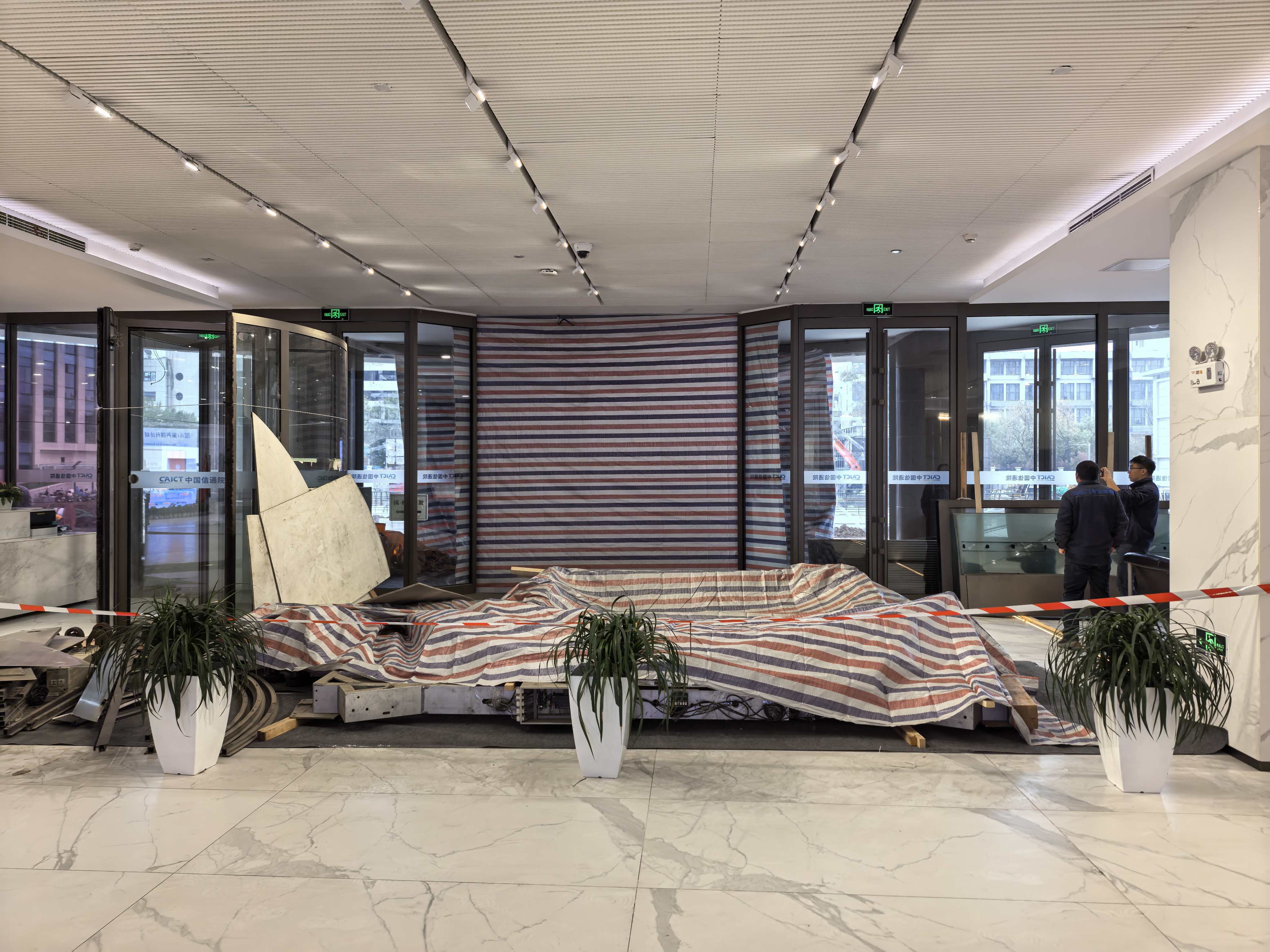 北京寫字樓兩翼旋轉門門體拆裝換新