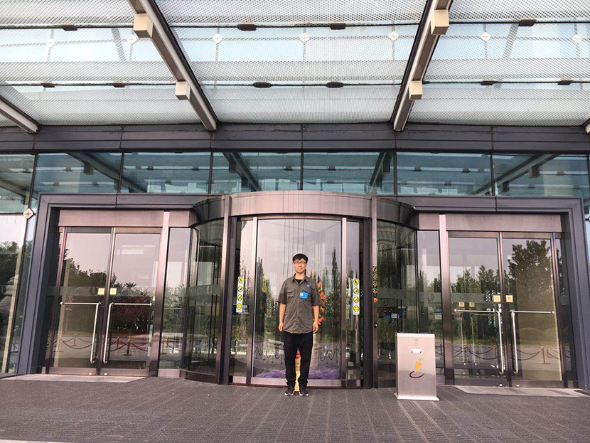 北京自動門維修師傅為北京麗維賽德酒店維修旋轉門