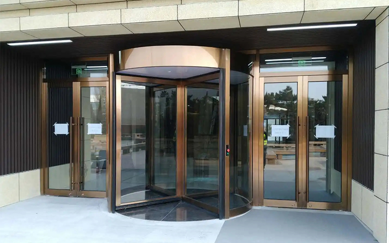 電動(dòng)旋轉(zhuǎn)門和手推旋轉(zhuǎn)門區(qū)別介紹