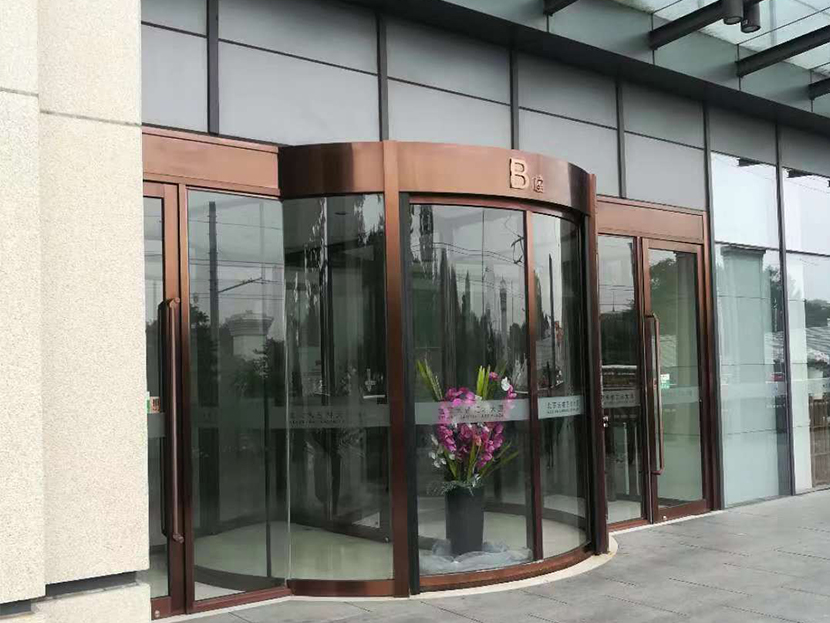 北京天橋藝術大廈自動兩翼旋轉門保養