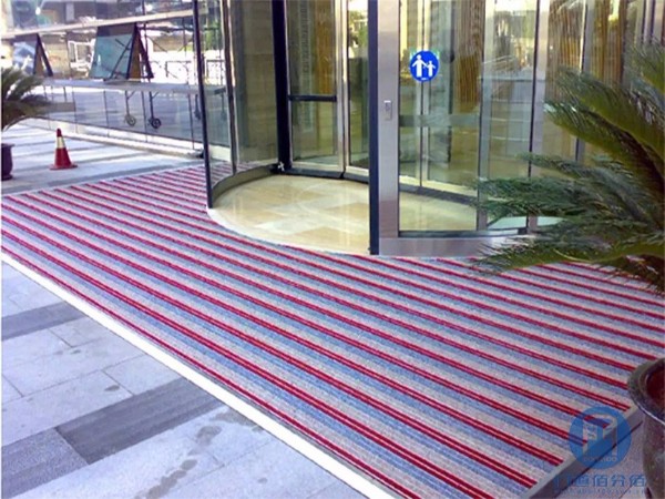 北京旋轉(zhuǎn)門地面防滑改造北京某集團(tuán)旋轉(zhuǎn)門地墊定制服務(wù)案例