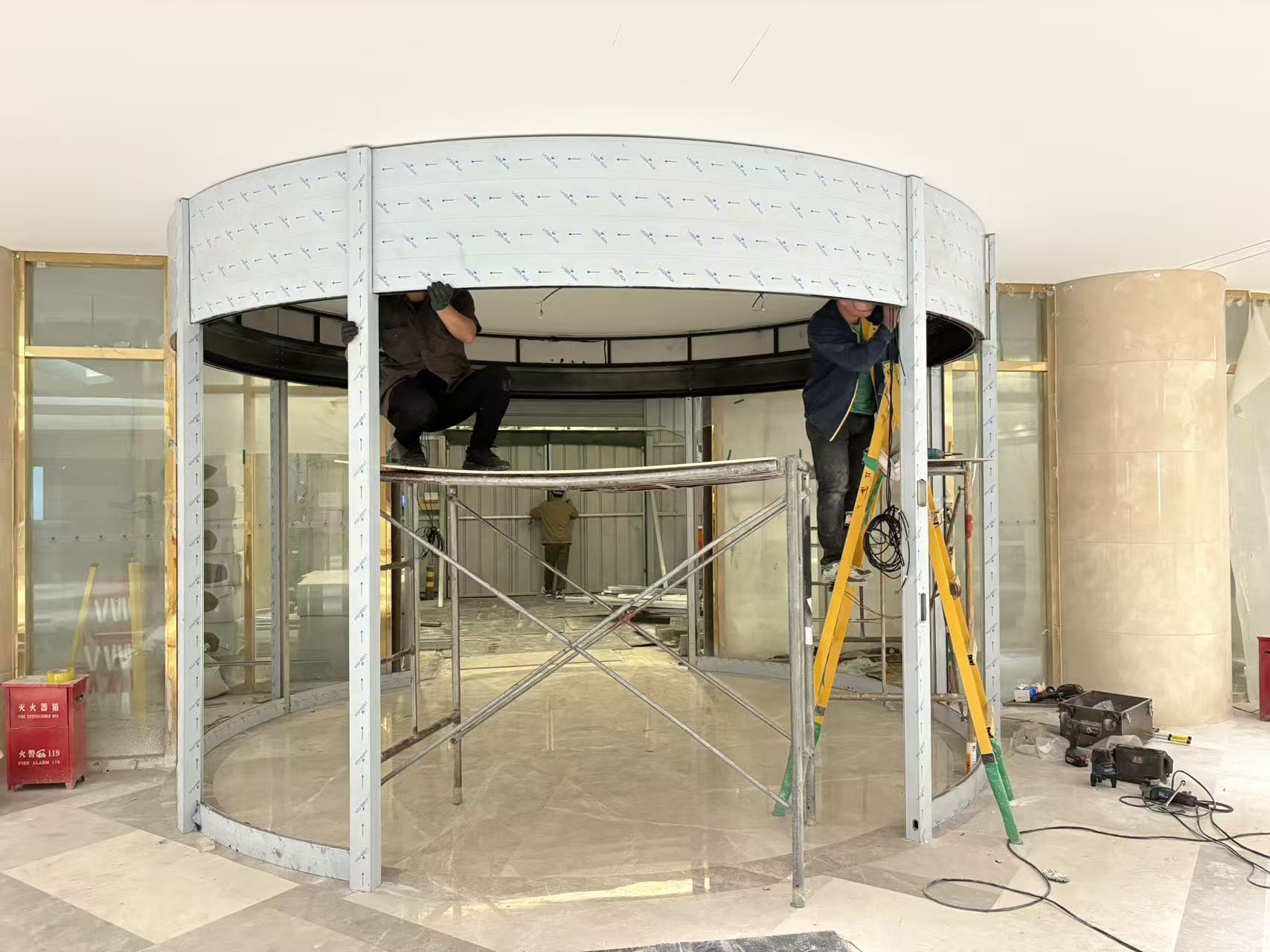 北京酒店新裝旋轉門，現場圍觀