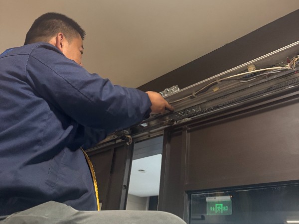 自動門中間掛件異響，更換掛件維修