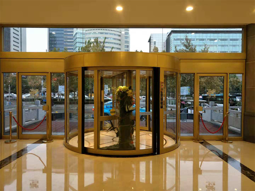 濟南泉盈翰林大酒店兩翼旋轉門保養服務案例