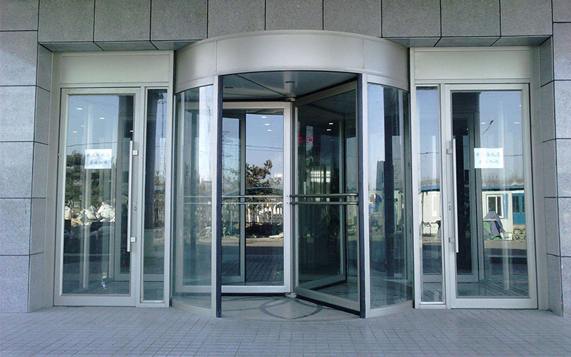 使用差異：手動與自動旋轉門大不同