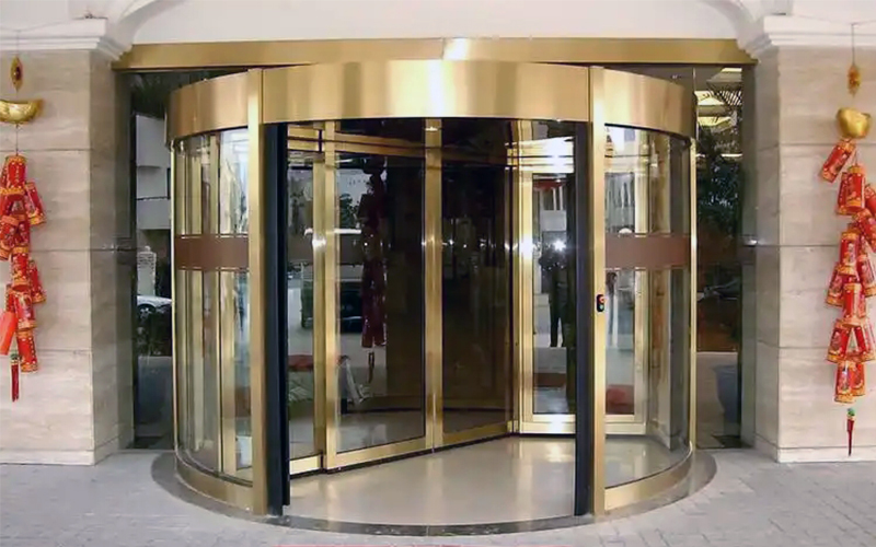 使用差異：手動與自動旋轉門大不同