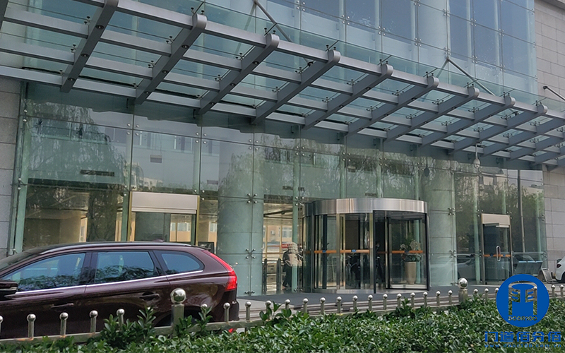 石油化工集團下屬大廈自動旋轉門清潔維護服務